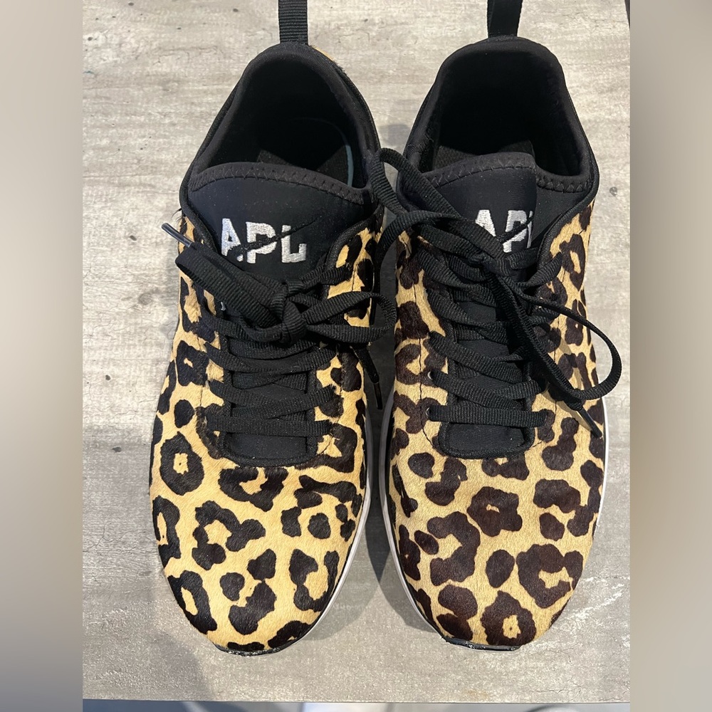 APL techLoom phantom running shoe size 9